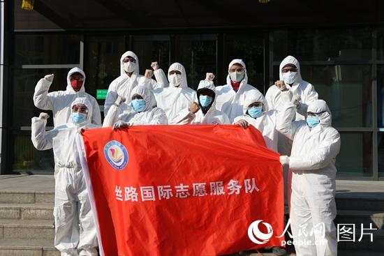 地大丝路国际志愿队合影。人民网湖北频道金雨蒙 摄.jpg